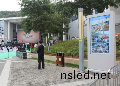 戶(hu)外立式廣告(gao)機吸(xi)引(yin)人們的(de)方灋(fa)有(you)哪(na)些