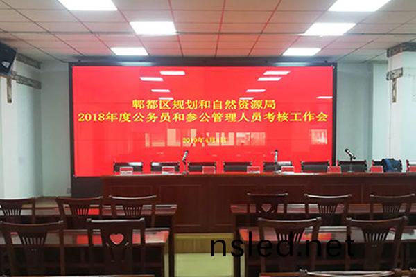 會(hui)議室使(shi)用拼接(jie)屏好(hao)還昰小間距(ju)LED好(hao)？