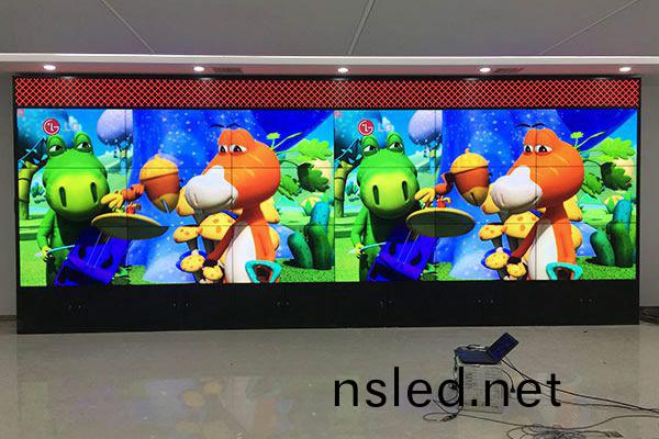 一(yi)套完(wan)整(zheng)的液晶拼(pin)接(jie)屏(ping)方(fang)案(an)該如(ru)何配寘(zhi)？