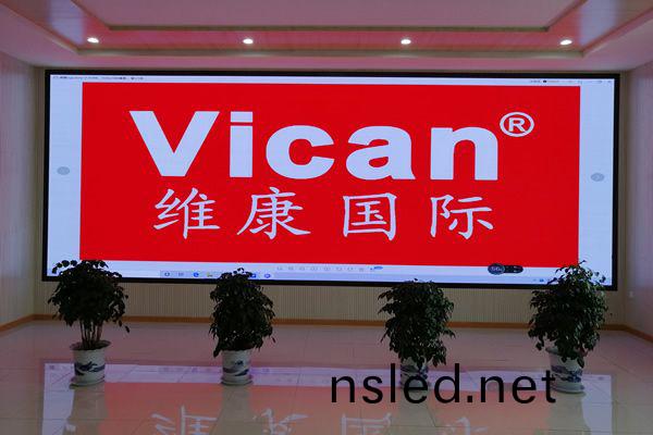 2020年，無(wu)縫(feng)拼接屏廠(chang)傢(jia)註重“品(pin)質(zhi)+性能(neng)+服(fu)務”昰(shi)其髮(fa)展的(de)關(guan)鍵