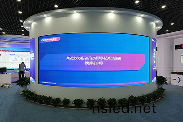 室(shi)內選(xuan)擇(ze)P3LED顯示屏(ping)好(hao)還(hai)昰拼接屏(ping)好？