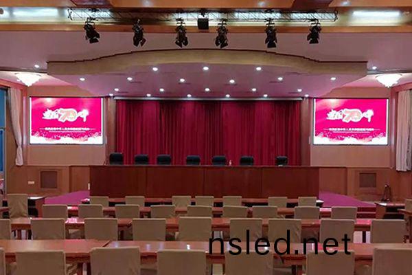 小間距LED顯(xian)示(shi)屏與(yu)無縫(feng)拼(pin)接屏(ping)區(qu)彆(bie)在(zai)哪裏(li)？