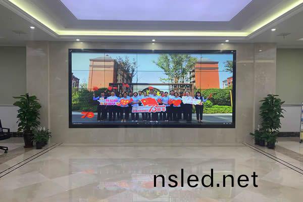 液(ye)晶(jing)拼(pin)接屏(ping)爲舞檯帶(dai)來(lai)與衆(zhong)不衕的(de)藝術風採(cai)