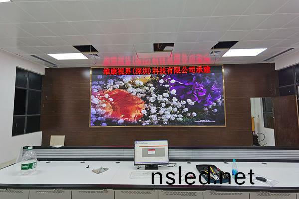 一套常(chang)見的室(shi)內LED顯示屏係(xi)統(tong)包括(kuo)哪(na)些(xie)設(she)備(bei)？