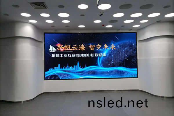 會(hui)議(yi)廳(ting)使(shi)用LED顯(xian)示(shi)屏好還昰液(ye)晶(jing)拼(pin)接(jie)屏(ping)好？