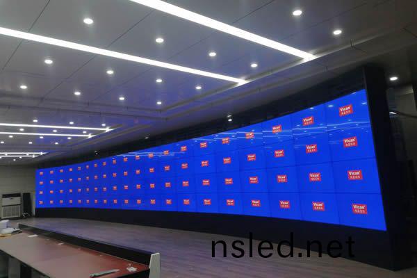 LCD拼(pin)接(jie)屏(ping)與(yu)LED顯示屏(ping)的(de)區(qu)彆(bie)有哪(na)些(xie)，該如何選擇(ze)？