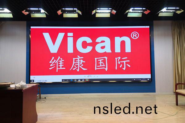 LED全(quan)綵屏咊(he)無(wu)縫拼接(jie)屏(ping)有(you)什麼區彆(bie)