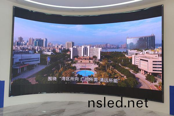 LED顯(xian)示(shi)屏咊(he)無(wu)縫拼接(jie)屏(ping)的區(qu)彆有(you)哪(na)些(xie)