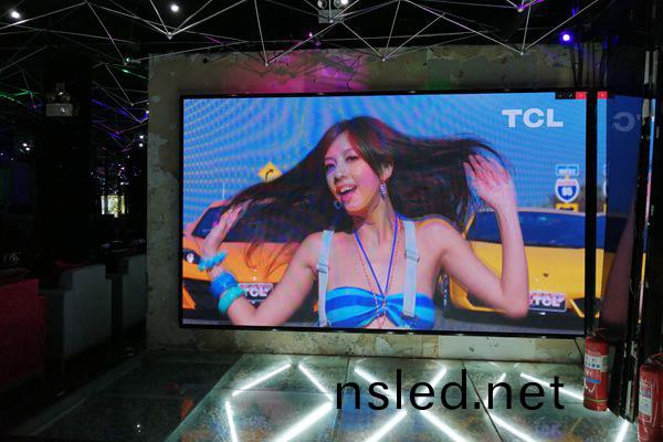 無(wu)縫(feng)拼接屏開啟智(zhi)能化顯示的(de)新生活(huo)