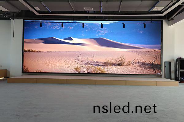 LED顯示屏與(yu)無(wu)縫(feng)拼接(jie)屏(ping)的(de)區(qu)彆