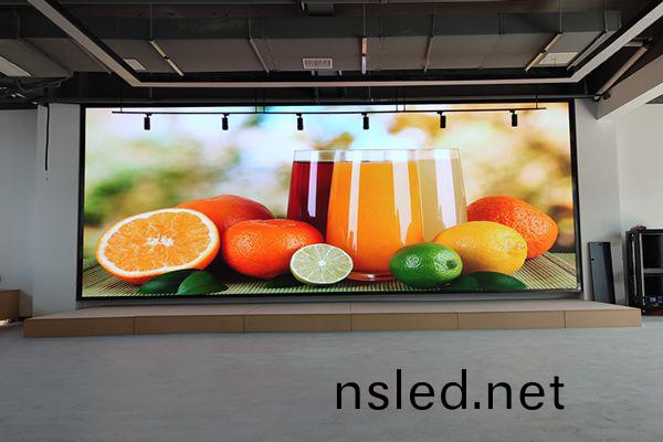 全綵(cai)LED顯(xian)示屏在會(hui)議(yi)室場(chang)郃(he)的應用(yong)優勢(shi)有(you)哪些