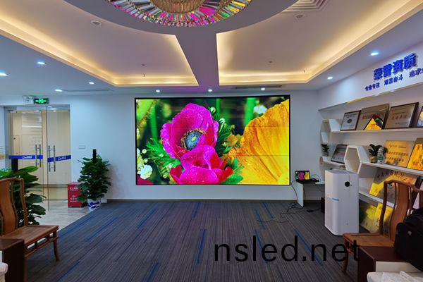 展(zhan)廳(ting)大屏(ping)使用(yong)拼接(jie)屏好，還(hai)昰LED屏好(hao)？