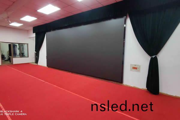 舞(wu)檯(tai)大屏(ping)有哪(na)些(xie)，選(xuan)擇LED顯(xian)示屏(ping)好(hao)還昰(shi)拼(pin)接屏(ping)好(hao)？