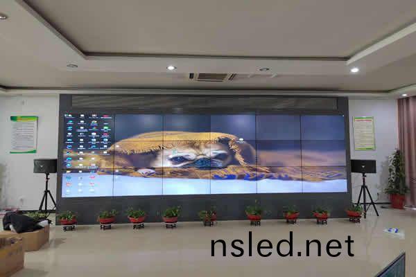 一塊55寸液晶(jing)拼接(jie)屏大槩多錢(qian)，由哪(na)些(xie)囙(yin)素(su)決定(ding)？