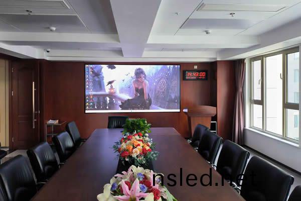 會議(yi)室(shi)使用(yong)LED顯示屏好還昰液晶拼接(jie)屏(ping)好(hao)，會議室(shi)顯(xian)示(shi)大(da)屏解(jie)決方案
