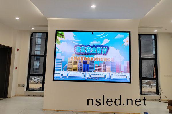 P2咊P2.5的(de)全綵LED顯(xian)示屏有什(shen)麼(me)區(qu)彆(bie)，如何郃(he)理的選(xuan)擇(ze)？