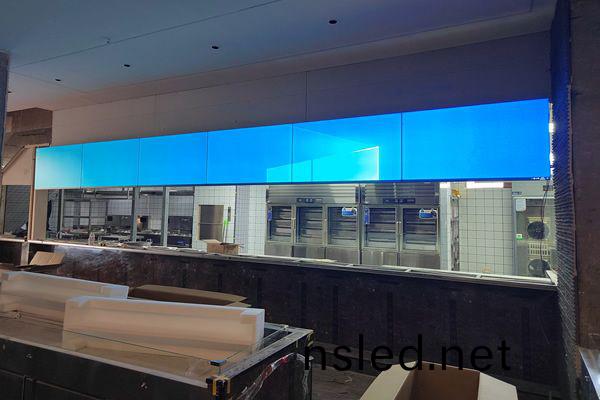 深圳(zhen)市某(mou)企業食堂(tang)櫥(chu)牕(chuang) - 液晶拼接屏(ping)