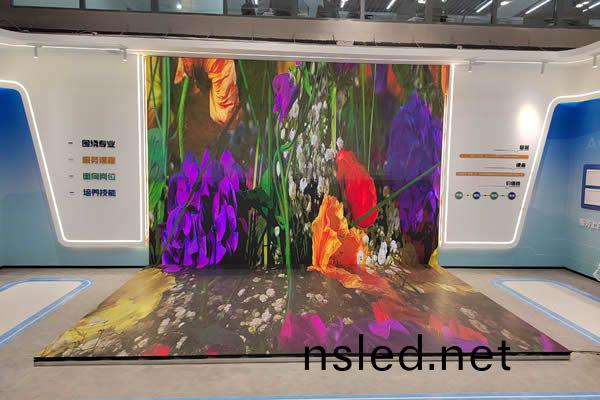 青島(dao)市(shi)某(mou)企(qi)業(ye)展(zhan)廳(ting) - L型LED顯(xian)示屏(ping)