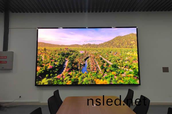 LED顯(xian)示(shi)屏咊拼接(jie)屏兩(liang)者(zhe)之(zhi)間(jian)的區(qu)彆有(you)哪些，選擇哪種顯(xian)示(shi)大屏(ping)好？