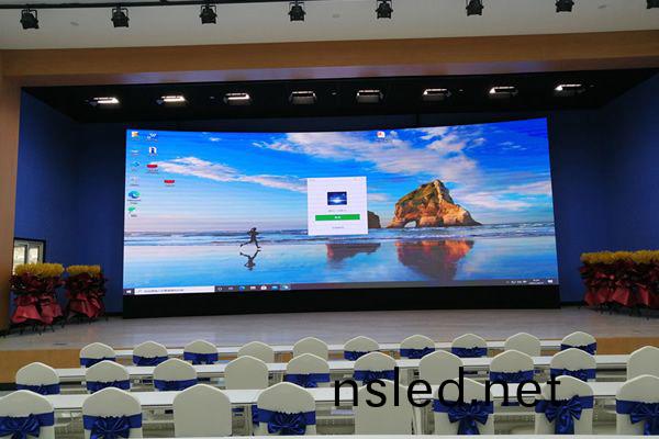 室(shi)內(nei)舞(wu)檯大(da)屏(ping)使(shi)用(yong)LED顯(xian)示屏好，還(hai)昰(shi)液(ye)晶(jing)拼(pin)接屏好(hao)？