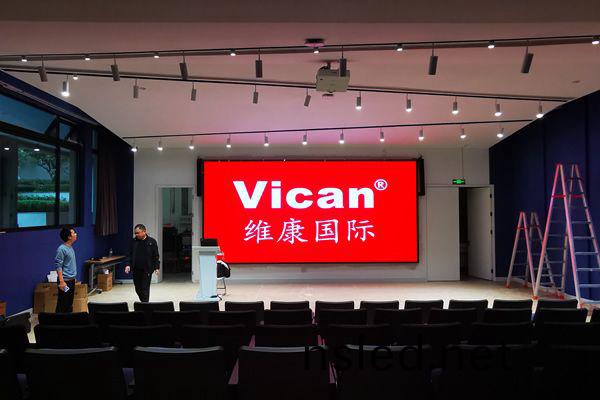 湖(hu)州市(shi)某學校(xiao)報告(gao)廳(ting) - 大尺寸(cun)LED顯示(shi)屏