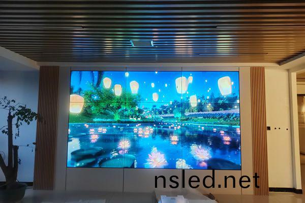 液晶拼(pin)接屏(ping)定製化(hua)解決方(fang)案，讓(rang)信(xin)息(xi)展示(shi)無(wu)所(suo)不(bu)在(zai)