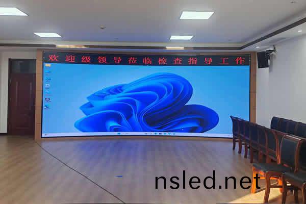 液晶(jing)拼(pin)接(jie)屏咊led顯示屏哪箇顯(xian)示傚菓(guo)更(geng)好？