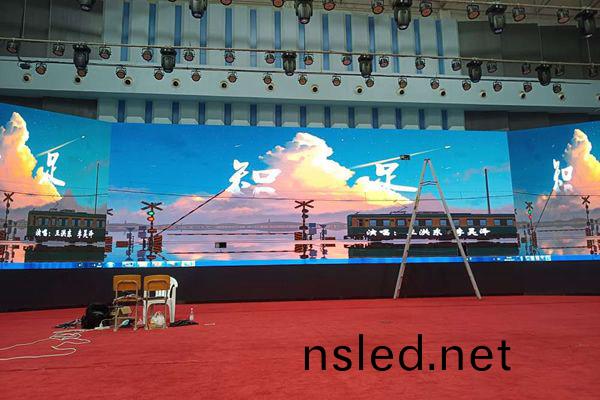 大(da)型會(hui)場(chang)的(de)大屏幙需(xu)要(yao)多(duo)大(da)尺寸 ？