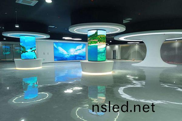 展廳大屏幙(mu)顯(xian)示(shi)技(ji)術的選(xuan)擇(ze)：液(ye)晶拼(pin)接(jie)屏(ping)與LED屏(ping)的(de)深度(du)解(jie)析(xi)