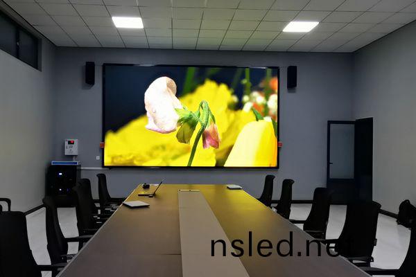 會議(yi)室用(yong)LED屏幙(mu)還(hai)昰(shi)拼(pin)接屏(ping)幙好？