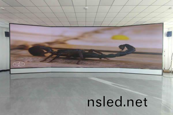 酒(jiu)店(dian)大廳用(yong)LED顯示(shi)屏還(hai)昰液晶(jing)拼(pin)接(jie)屏好(hao)？