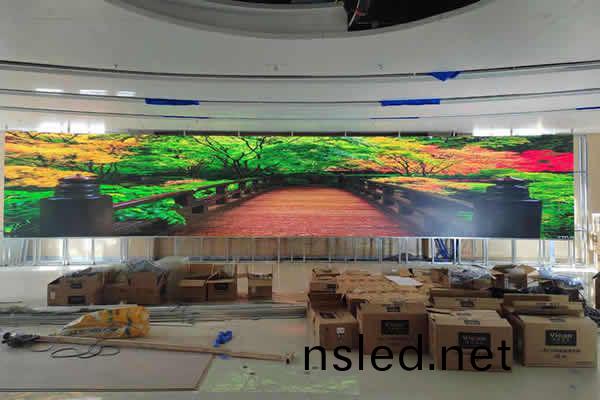 現(xian)代化(hua)展廳(ting)大屏(ping)幙(mu)顯(xian)示係(xi)統(tong)解決方案(an)